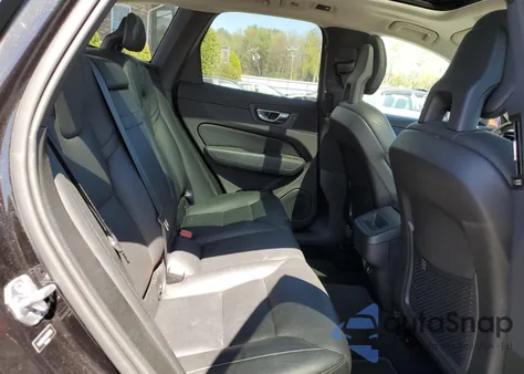 2018 Volvo Xc60 T6 Momentum z USA, uszkodzony, nr VIN YV4A22RK9J1034154